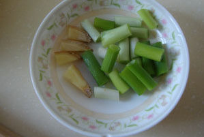 腊味炒饭,<a style='color:red;display:inline-block;' href='/shicai/ 3232'>香葱</a>、<a style='color:red;display:inline-block;' href='/shicai/ 37'>姜</a>改刀