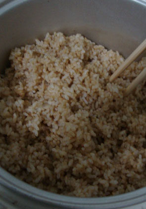 腊味炒饭,<a style='color:red;display:inline-block;' href='/shicai/ 497'>糙米</a>洗净，加适量水做成米饭，搅散备用