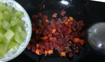 腊味炒饭,底油把葱姜炸黄后捞出，放入腊货、<a style='color:red;display:inline-block;' href='/shicai/ 25'>胡萝卜</a>炒至断生