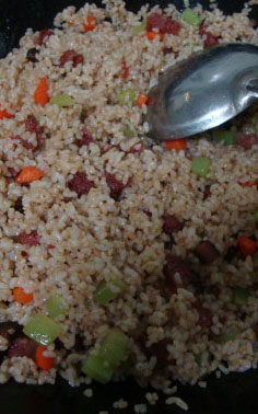 腊味炒饭,放入<a style='color:red;display:inline-block;' href='/shicai/ 124'>莴笋</a>炒断生，倒入米饭，加少量盐、<a style='color:red;display:inline-block;' href='/shicai/ 756'>鸡精</a>炒匀