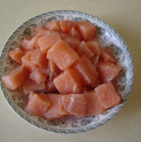 鲑鱼杂烩汤 ,<a style='color:red;display:inline-block;' href='/shicai/ 63263'>三文鱼肉</a>切小丁