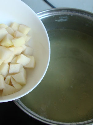 鲑鱼杂烩汤 ,三文鱼的皮和骨加水煮汤，去净浮沫后捞出