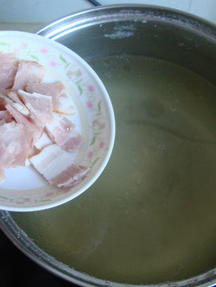 鲑鱼杂烩汤 ,鱼汤中放入土豆煮软，加培根、<a style='color:red;display:inline-block;' href='/shicai/ 219'>牛奶</a>、<a style='color:red;display:inline-block;' href='/shicai/ 519'>面粉</a>、鱼肉煮稠