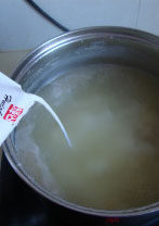 鲑鱼杂烩汤 ,加盐调味