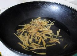 黄花熘猪腰,锅中注入水,烧开将黄花菜焯水后沥干水分。