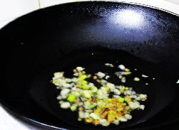 黄花熘猪腰,另起锅注油,爆香葱姜蒜碎。