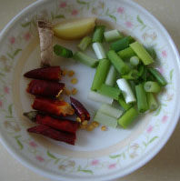 辣炒头肉,<a style='color:red;display:inline-block;' href='/shicai/ 61'>青椒</a>、葱姜、<a style='color:red;display:inline-block;' href='/shicai/ 86474'>干辣椒</a>改刀，<a style='color:red;display:inline-block;' href='/shicai/ 411'>猪头肉</a>用水洗一下