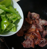 辣炒头肉,底油炒香葱姜、干辣椒，放入猪头肉、青椒，加少量盐炒香