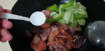 辣炒头肉,烹入<a style='color:red;display:inline-block;' href='/shicai/ 718'>料酒</a>，炒几下出锅