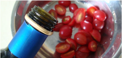 番茄奶酪沙拉,加盐、<a style='color:red;display:inline-block;' href='/shicai/ 10588'>糖</a>、少量黑醋拌匀，倒入沙拉碗中