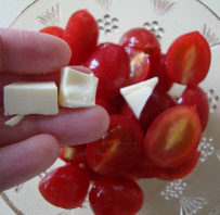 番茄奶酪沙拉,<a style='color:red;display:inline-block;' href='/shicai/ 884'>奶酪</a>切成小粒，撒在上面即可