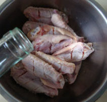 梅菜烧鸡翅,<a style='color:red;display:inline-block;' href='/shicai/ 6843'>翅中</a>在背面划几道，加<a style='color:red;display:inline-block;' href='/shicai/ 718'>料酒</a>、盐、<a style='color:red;display:inline-block;' href='/shicai/ 720'>胡椒粉</a>腌五分钟