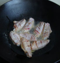 梅菜烧鸡翅,加淀粉、<a style='color:red;display:inline-block;' href='/shicai/ 9'>鸡蛋</a>搅匀，煎至金黄取出
