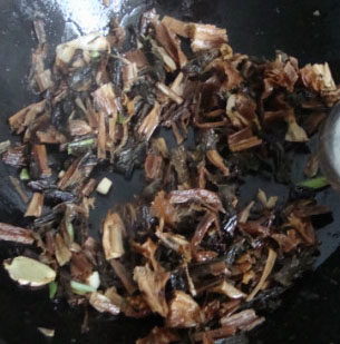 梅菜烧鸡翅,煎鸡翅的油放入葱姜蒜炒香，倒入梅干菜炒香