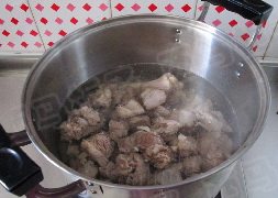 羊肉炖萝卜,将羊肉放入汤锅中,加入清水。