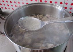 羊肉炖萝卜,大火烧开,用勺子把血沫撇干净。
