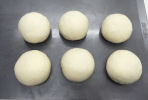 阿米什白吐司,完成基础发酵的面团排气后分割成6等份，松驰15分钟