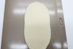 阿米什白吐司,取一份面团擀成牛舌形