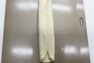 阿米什白吐司,翻面后左右两侧向中间折叠一次