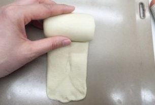 阿米什白吐司,自上而下卷起，底边压薄