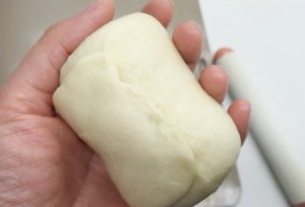 阿米什白吐司,捏紧收口处，排入模具，盖保鲜膜进行最后发酵