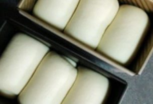 阿米什白吐司,发至8分满时入预热好的烤箱，出炉立即脱模并将吐司侧放，晾凉后密封保存