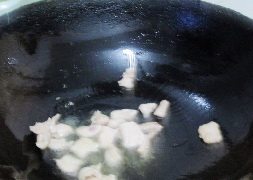 韩式大酱汤【简易版】,锅中注入油,下入肉片炒制变色。