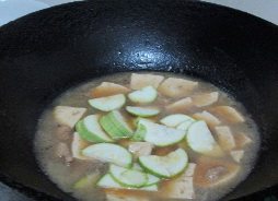 韩式大酱汤【简易版】,再下入<a style='color:red;display:inline-block;' href='/shicai/ 66'>西葫芦</a>片,烧至2分钟。