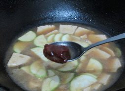 韩式大酱汤【简易版】,加入一勺辣椒酱,搅拌均匀。