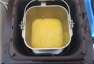 菠萝果酱,装入面包机,顺时针旋转到固定位置