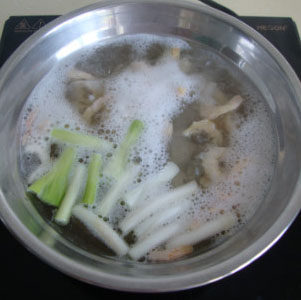 上海葱油面 ,海米泡软,加香葱段、姜片,糖稍微煮一下,倒掉水