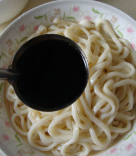 上海葱油面 ,<a style='color:red;display:inline-block;' href='/shicai/ 4269'>手擀面</a>煮好,浇上2勺煮好的调味酱汁、一勺葱油