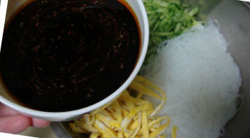 鸡蛋黄瓜拌粉丝,<a style='color:red;display:inline-block;' href='/shicai/ 750'>陈醋</a>4勺，<a style='color:red;display:inline-block;' href='/shicai/ 788'>生抽</a>3勺，盐、<a style='color:red;display:inline-block;' href='/shicai/ 10588'>糖</a>、<a style='color:red;display:inline-block;' href='/shicai/ 756'>鸡精</a>、<a style='color:red;display:inline-block;' href='/shicai/ 847'>香油</a>、<a style='color:red;display:inline-block;' href='/shicai/ 852'>辣椒油</a>调成碗汁
