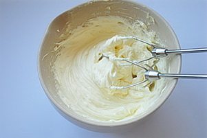 抹茶奶酪夹心蛋糕,加入糖粉,搅拌至顺滑无颗粒