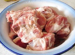 鸡腿菇炖排骨,把排骨洗净,剁成块。