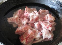 鸡腿菇炖排骨,锅中注入水,加入<a style='color:red;display:inline-block;' href='/shicai/ 718'>料酒</a>,下入排骨焯水。焯水后沥干水分备用。