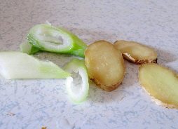 鸡腿菇炖排骨,葱切段,姜切片。