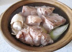 鸡腿菇炖排骨,注入水,大火烧开,转文火。炖至2小时。
