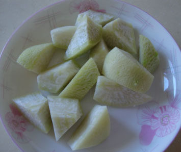 萝卜汆羊肉 ,<a style='color:red;display:inline-block;' href='/shicai/ 24'>萝卜</a>去皮切小滚刀块