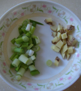 萝卜汆羊肉 ,葱姜切碎