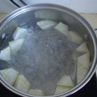 萝卜汆羊肉 ,萝卜焯水，换水放几粒<a style='color:red;display:inline-block;' href='/shicai/ 700'>花椒</a>煮出香味后下萝卜煮熟