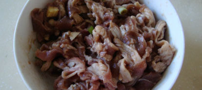 萝卜汆羊肉 ,<a style='color:red;display:inline-block;' href='/shicai/ 7753'>羊肉片</a>加葱姜碎、酱油拌匀后倒入锅中汆熟去沫