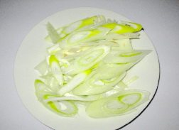 香辣葱爆口条,<a style='color:red;display:inline-block;' href='/shicai/ 138'>大葱</a>切成片。