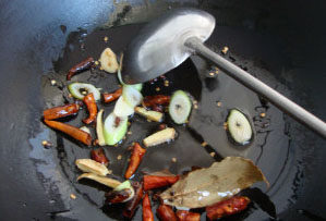 鮟鱇鱼炖豆腐,底油炒香葱姜蒜、<a style='color:red;display:inline-block;' href='/shicai/ 700'>花椒</a>、<a style='color:red;display:inline-block;' href='/shicai/ 695'>八角</a>、<a style='color:red;display:inline-block;' href='/shicai/ 741'>香叶</a>、<a style='color:red;display:inline-block;' href='/shicai/ 86474'>干辣椒</a>