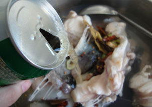 鮟鱇鱼炖豆腐,倒入鱼中，加<a style='color:red;display:inline-block;' href='/shicai/ 897'>啤酒</a>、水、盐、<a style='color:red;display:inline-block;' href='/shicai/ 5038'>海鲜</a><a style='color:red;display:inline-block;' href='/shicai/ 692'>酱油</a>调味