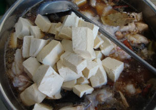 鮟鱇鱼炖豆腐,放入豆腐炖熟