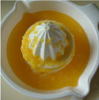 水果沙拉配果味糖浆 ,<a style='color:red;display:inline-block;' href='/shicai/ 626'>橙子</a>留一个去掉皮和白膜切小块，剩下的切两半挤汁