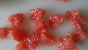 水果沙拉配果味糖浆 ,<a style='color:red;display:inline-block;' href='/shicai/ 2374'>西柚</a>留一部分果肉切块，剩下的挤汁