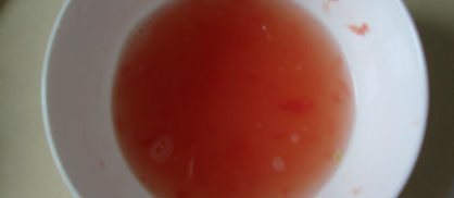 水果沙拉配果味糖浆 ,橙汁和西柚汁混合到一起，加<a style='color:red;display:inline-block;' href='/shicai/ 869'>白砂糖</a>煮开，放凉后过滤