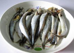 酥香多春鱼,将多春鱼清洗干净,去掉内脏。撒上盐腌制5分钟。